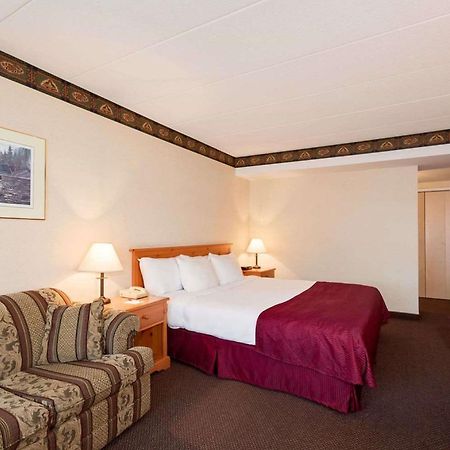 Ramada By Wyndham Pinewood Park Resort Норт Бей Екстериор снимка
