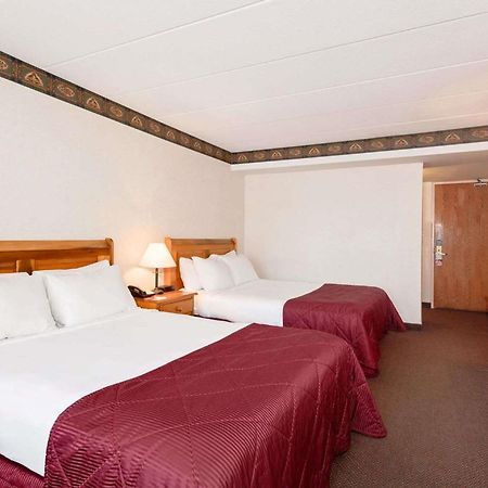 Ramada By Wyndham Pinewood Park Resort Норт Бей Екстериор снимка