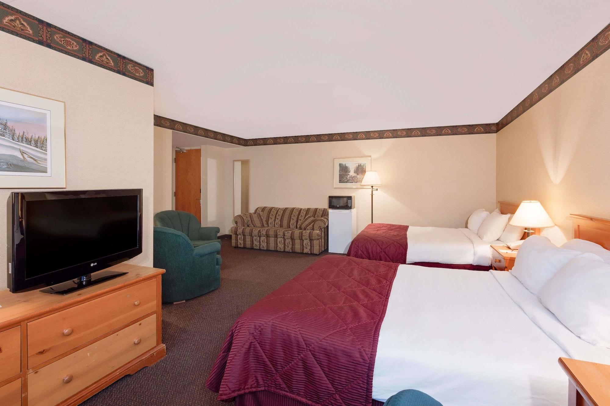 Ramada By Wyndham Pinewood Park Resort Норт Бей Екстериор снимка