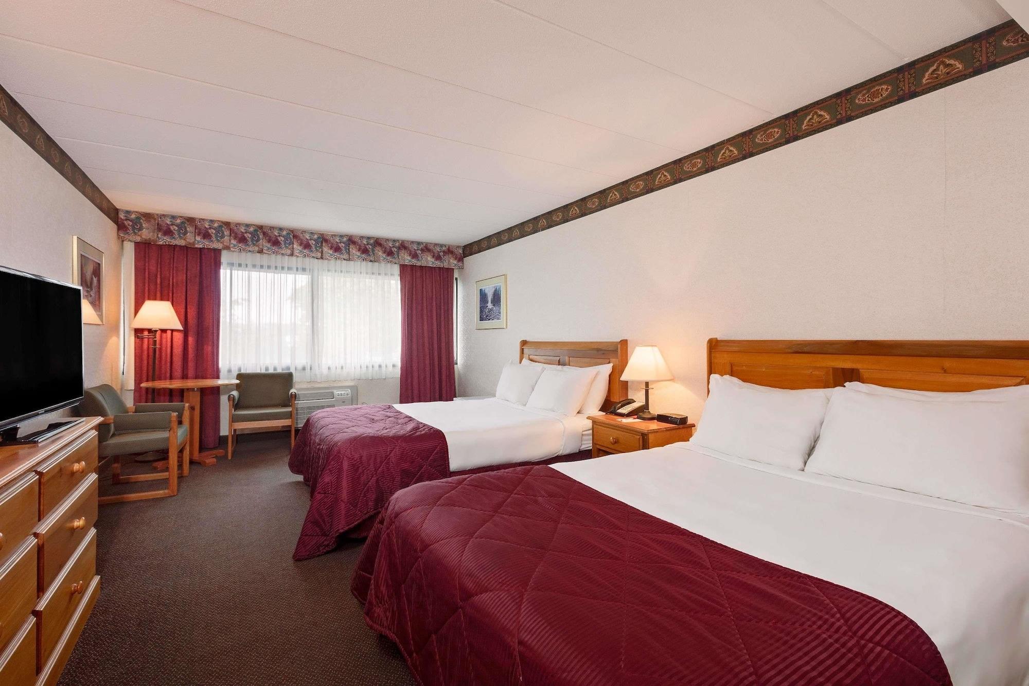 Ramada By Wyndham Pinewood Park Resort Норт Бей Екстериор снимка