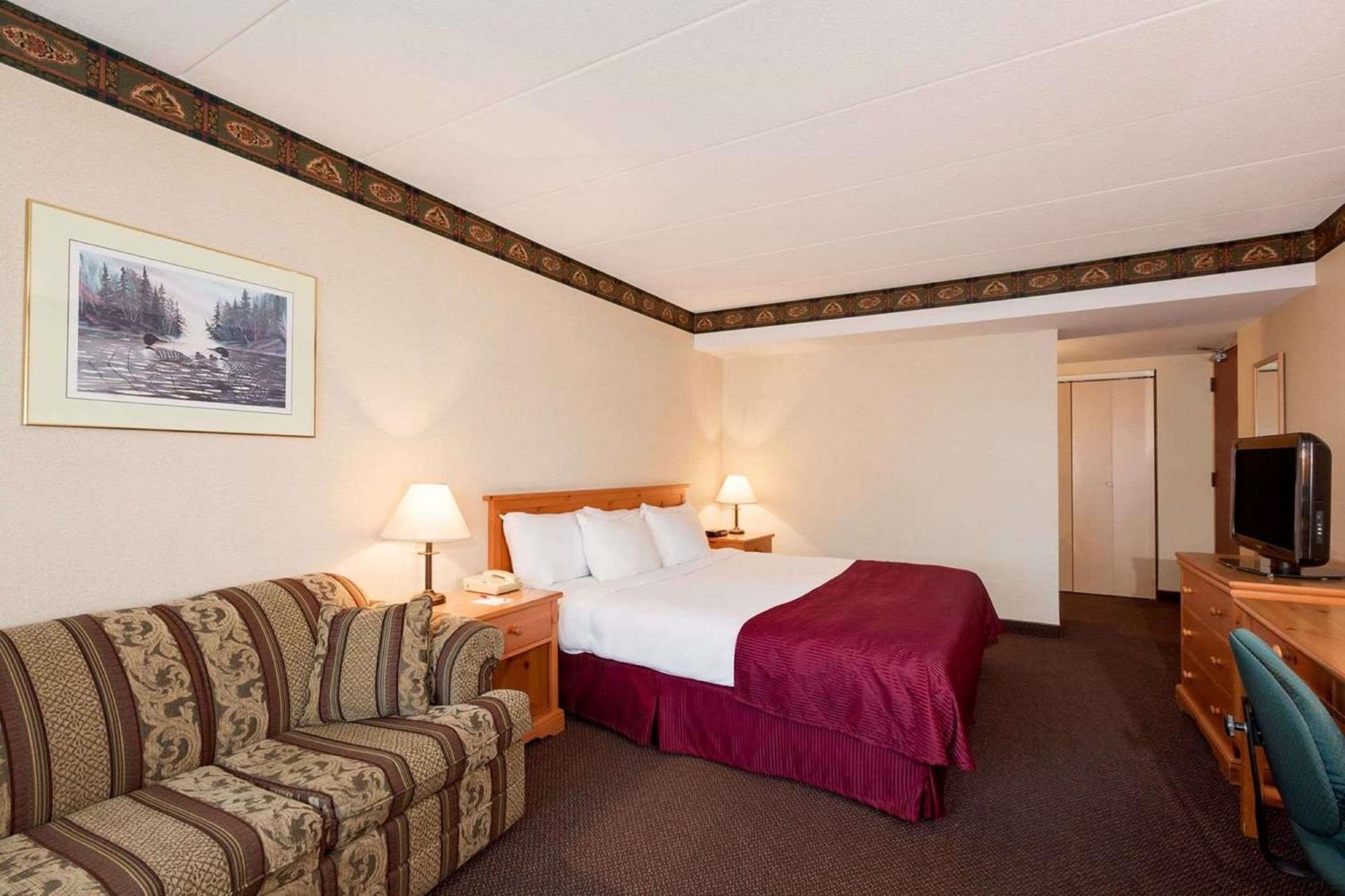 Ramada By Wyndham Pinewood Park Resort Норт Бей Екстериор снимка