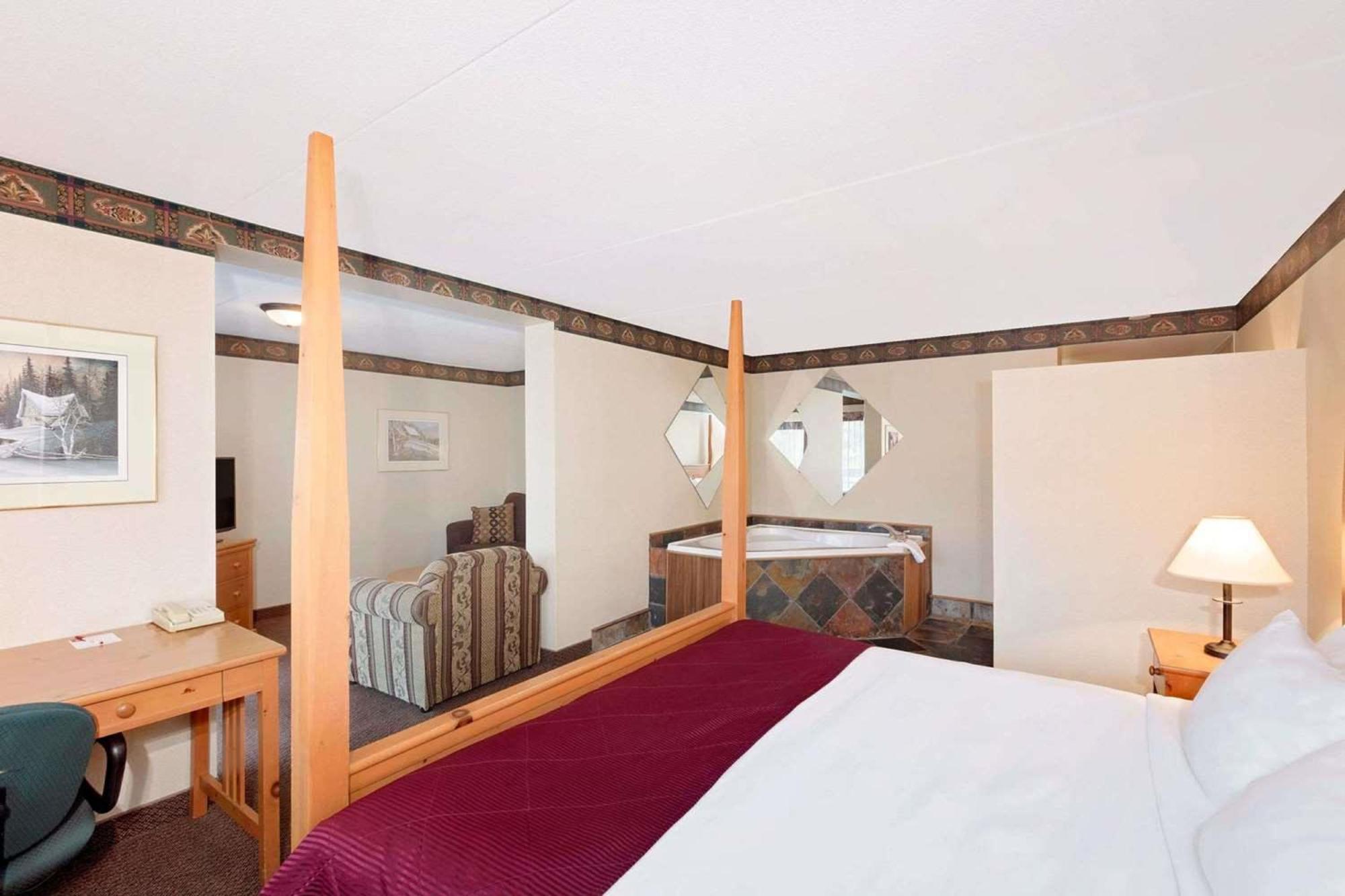 Ramada By Wyndham Pinewood Park Resort Норт Бей Екстериор снимка
