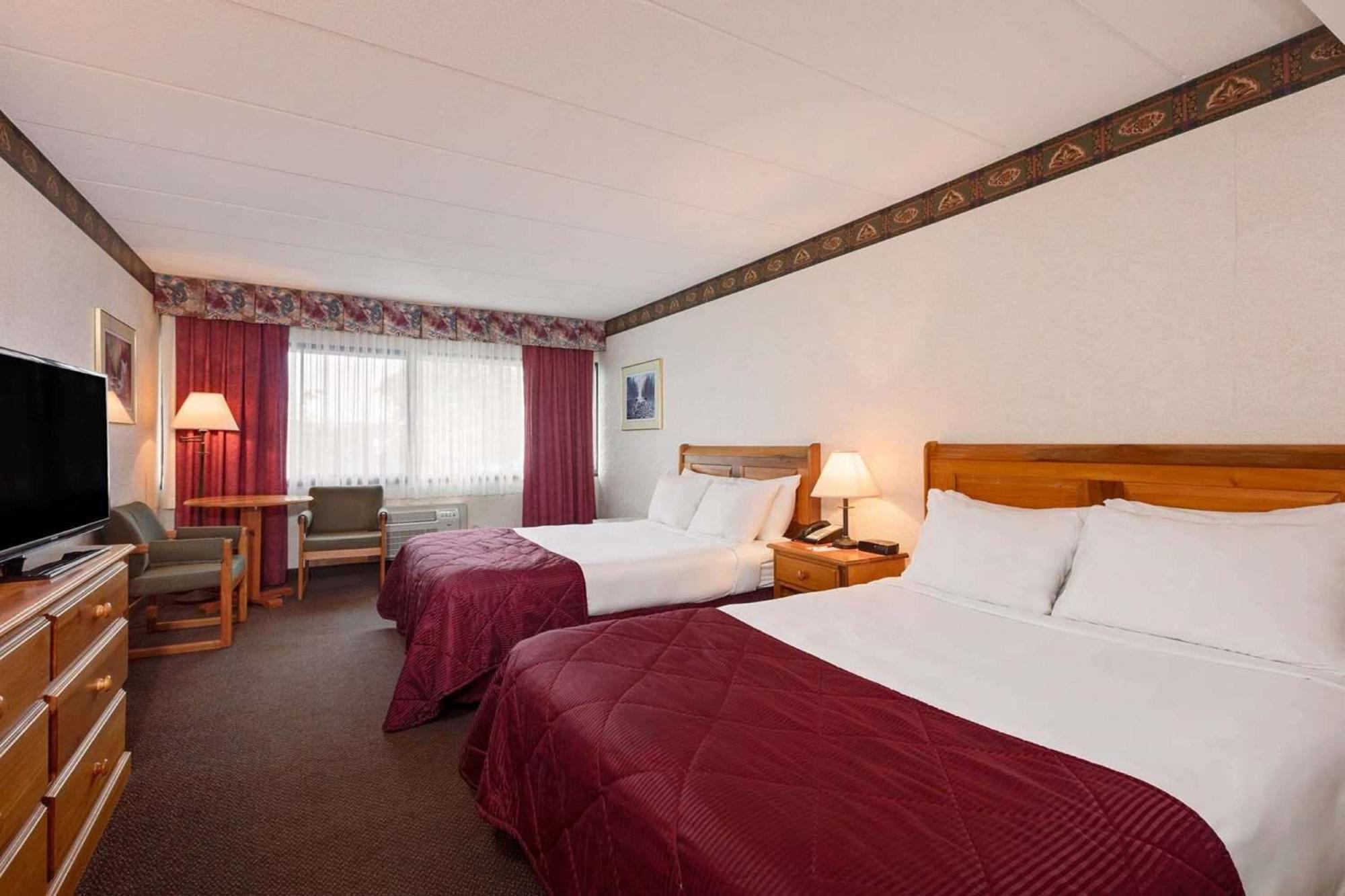 Ramada By Wyndham Pinewood Park Resort Норт Бей Екстериор снимка