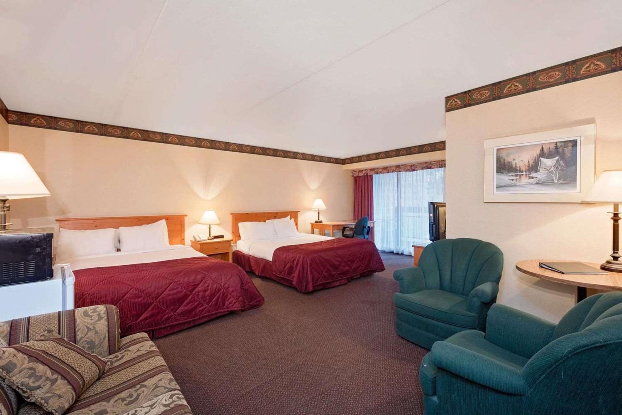 Ramada By Wyndham Pinewood Park Resort Норт Бей Екстериор снимка