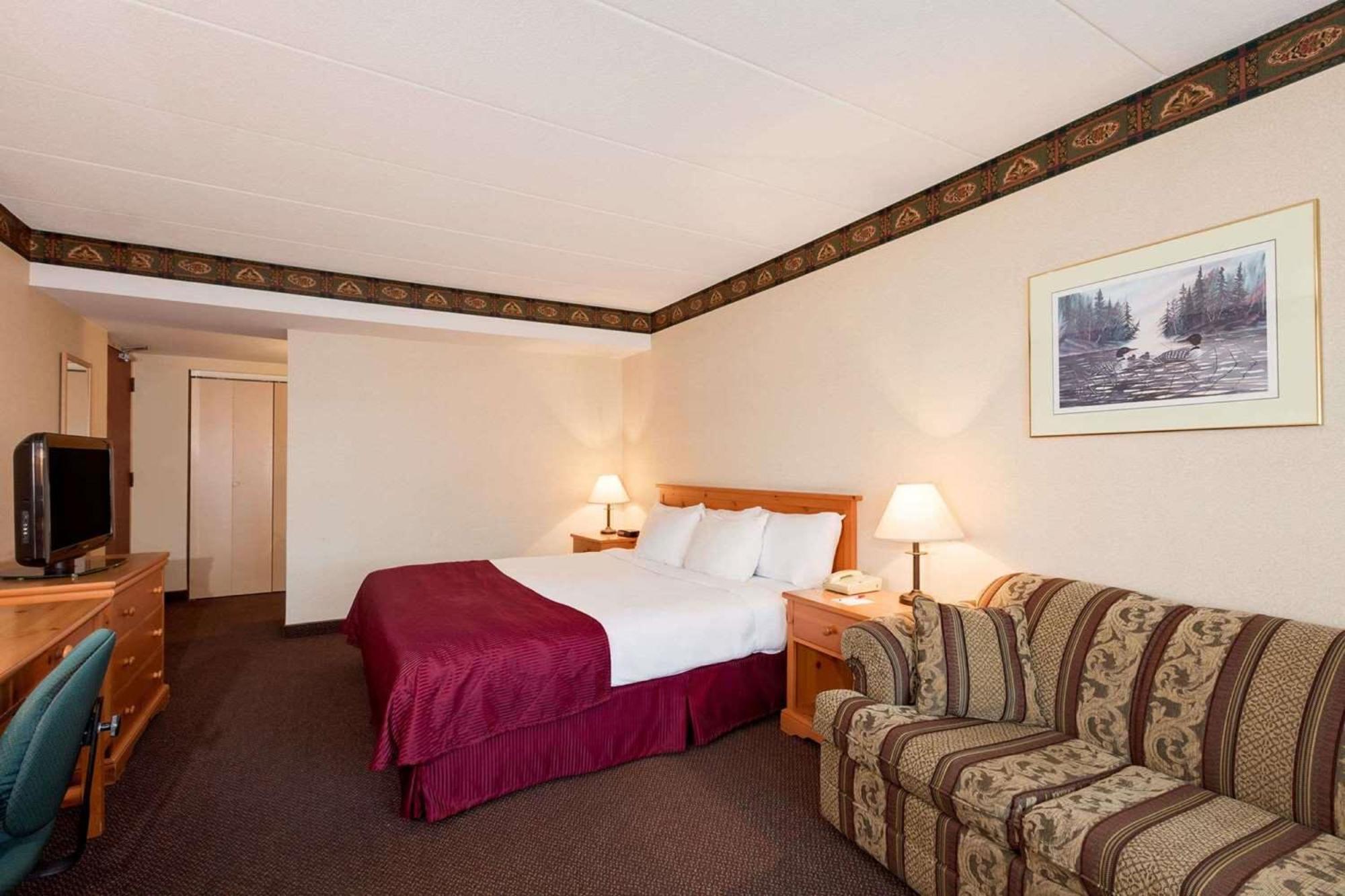 Ramada By Wyndham Pinewood Park Resort Норт Бей Екстериор снимка