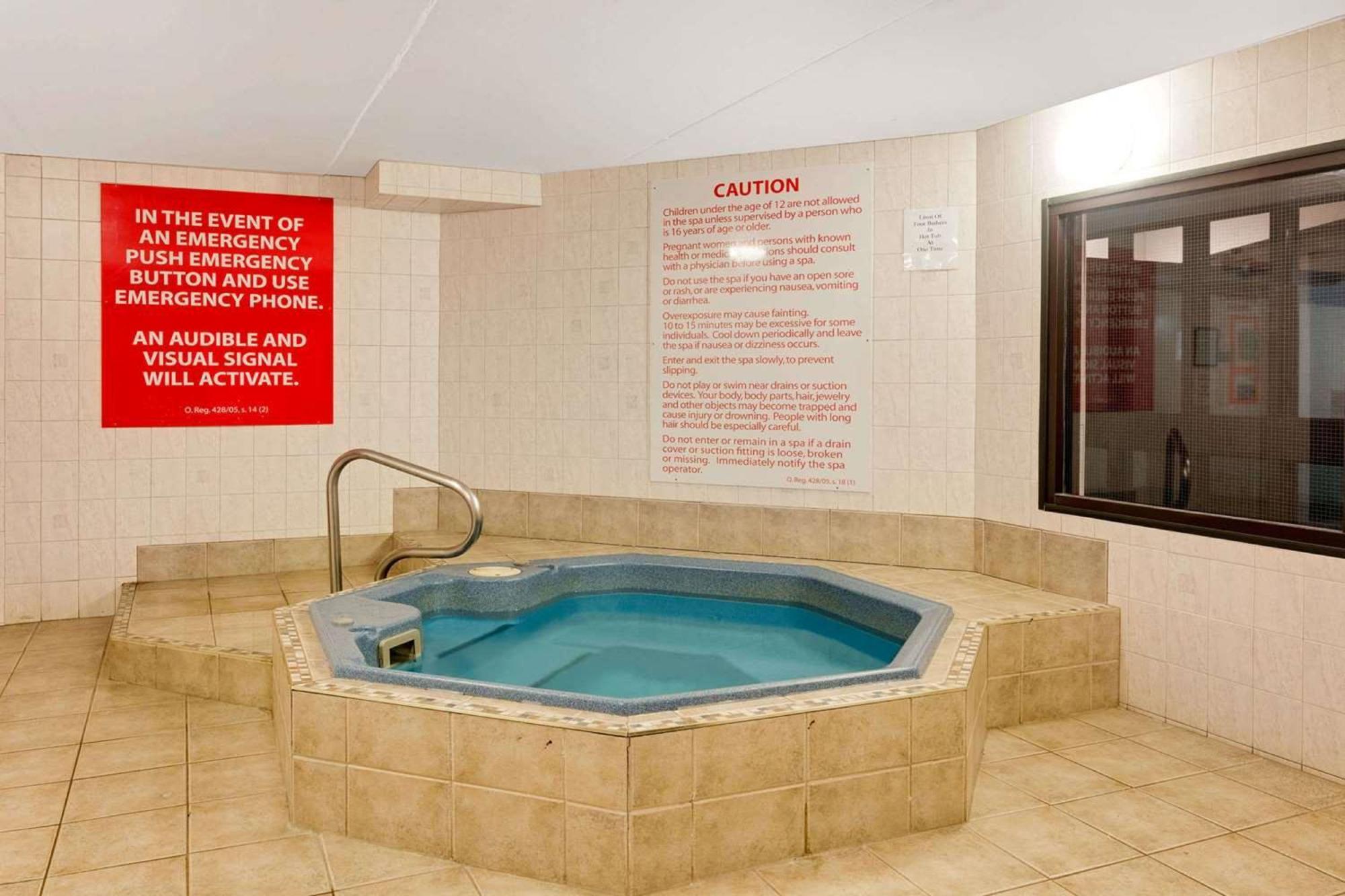 Ramada By Wyndham Pinewood Park Resort Норт Бей Екстериор снимка