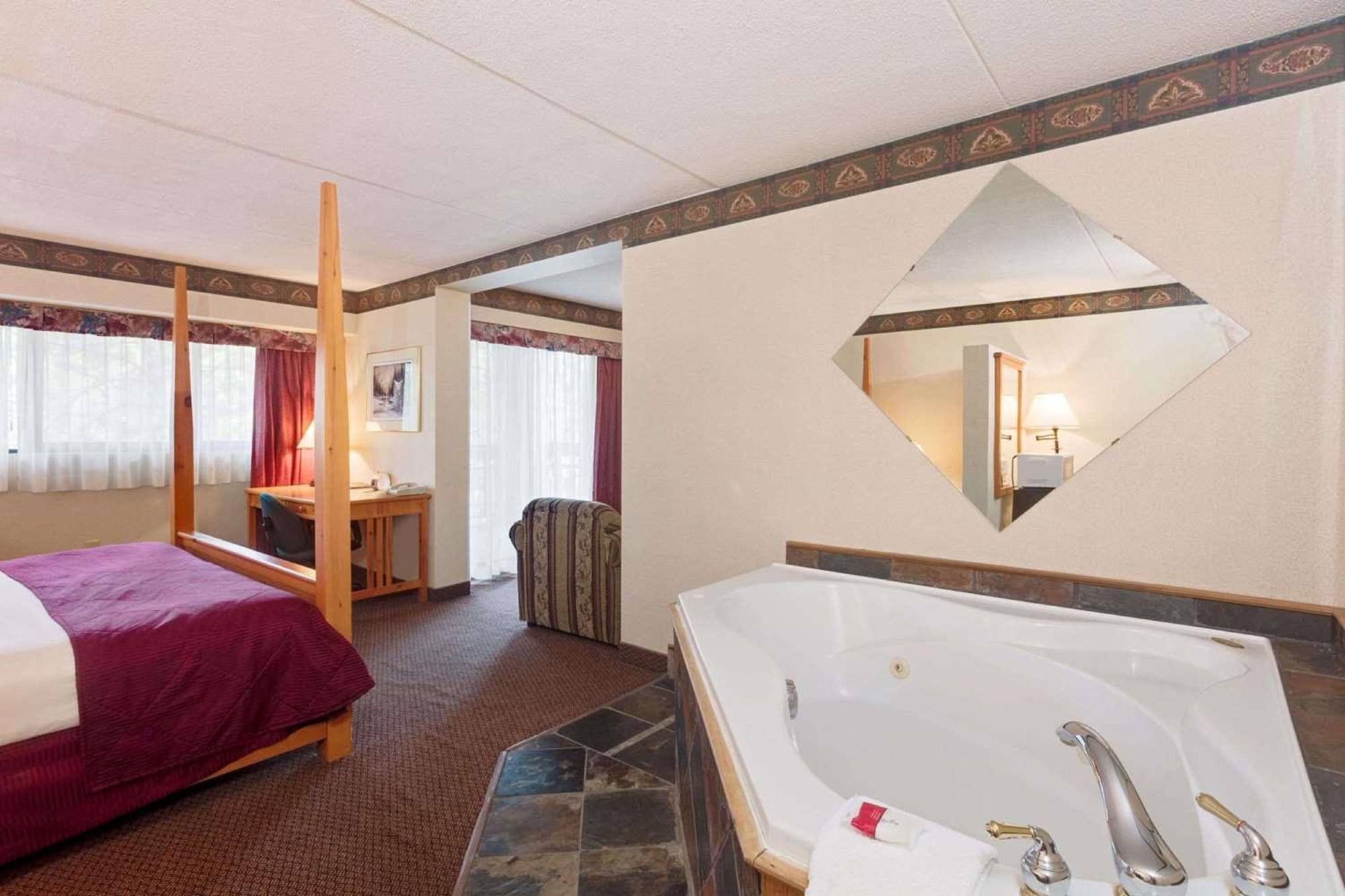Ramada By Wyndham Pinewood Park Resort Норт Бей Екстериор снимка