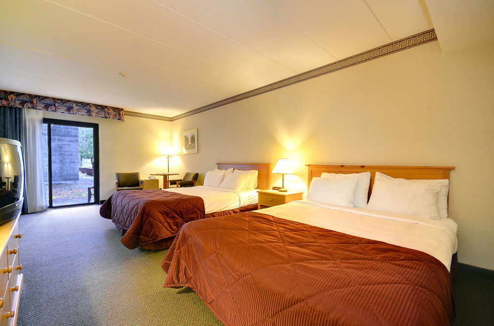 Ramada By Wyndham Pinewood Park Resort Норт Бей Екстериор снимка