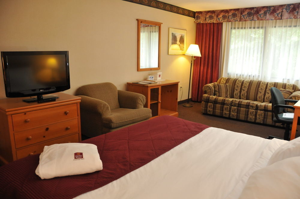 Ramada By Wyndham Pinewood Park Resort Норт Бей Екстериор снимка