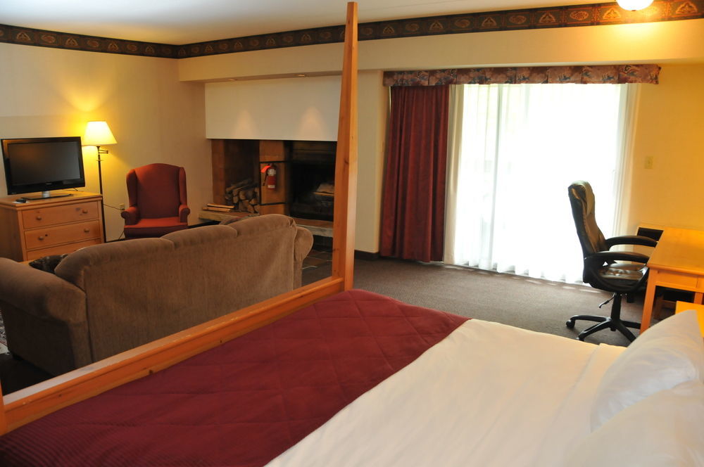 Ramada By Wyndham Pinewood Park Resort Норт Бей Екстериор снимка
