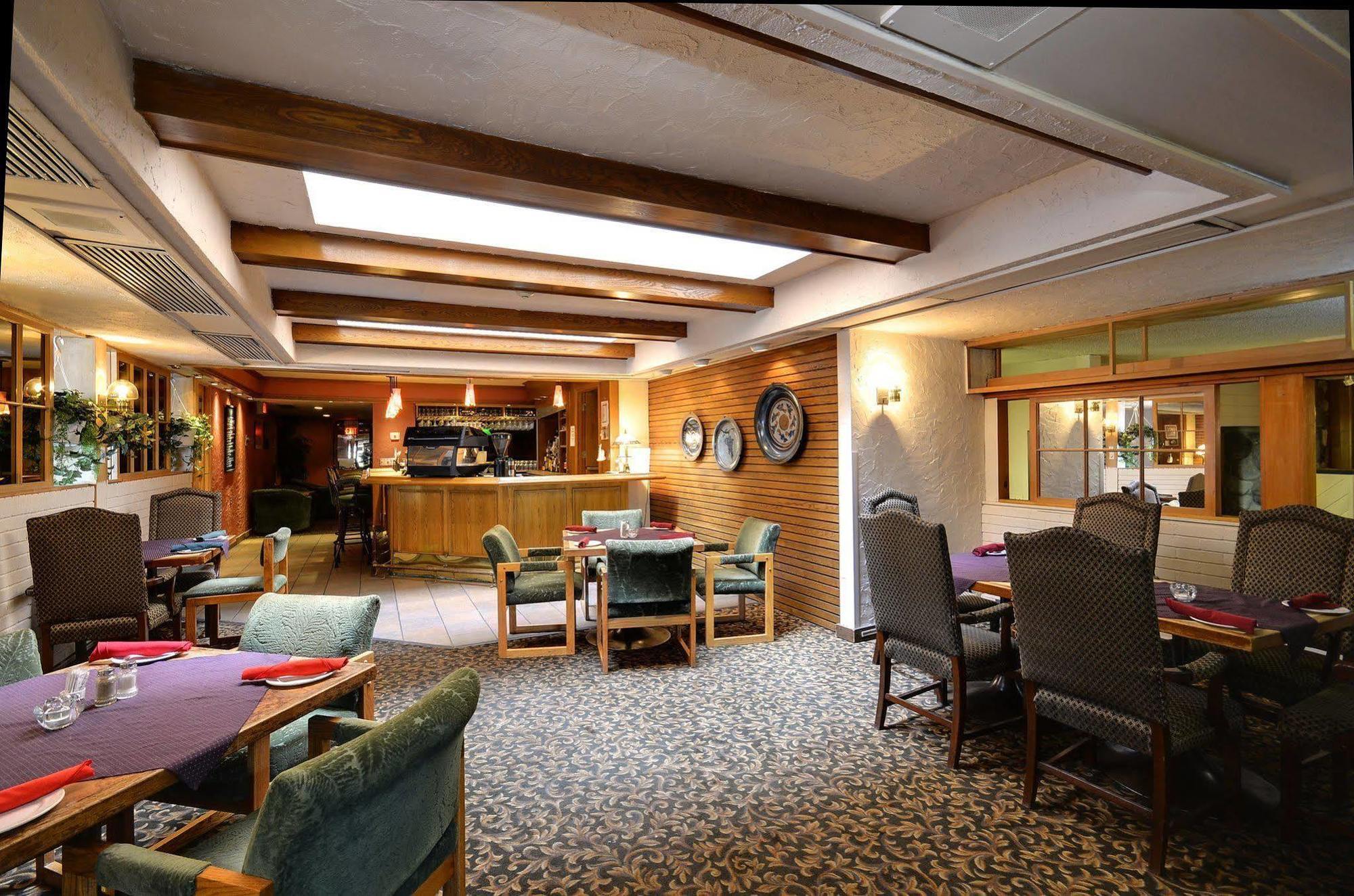 Ramada By Wyndham Pinewood Park Resort Норт Бей Екстериор снимка