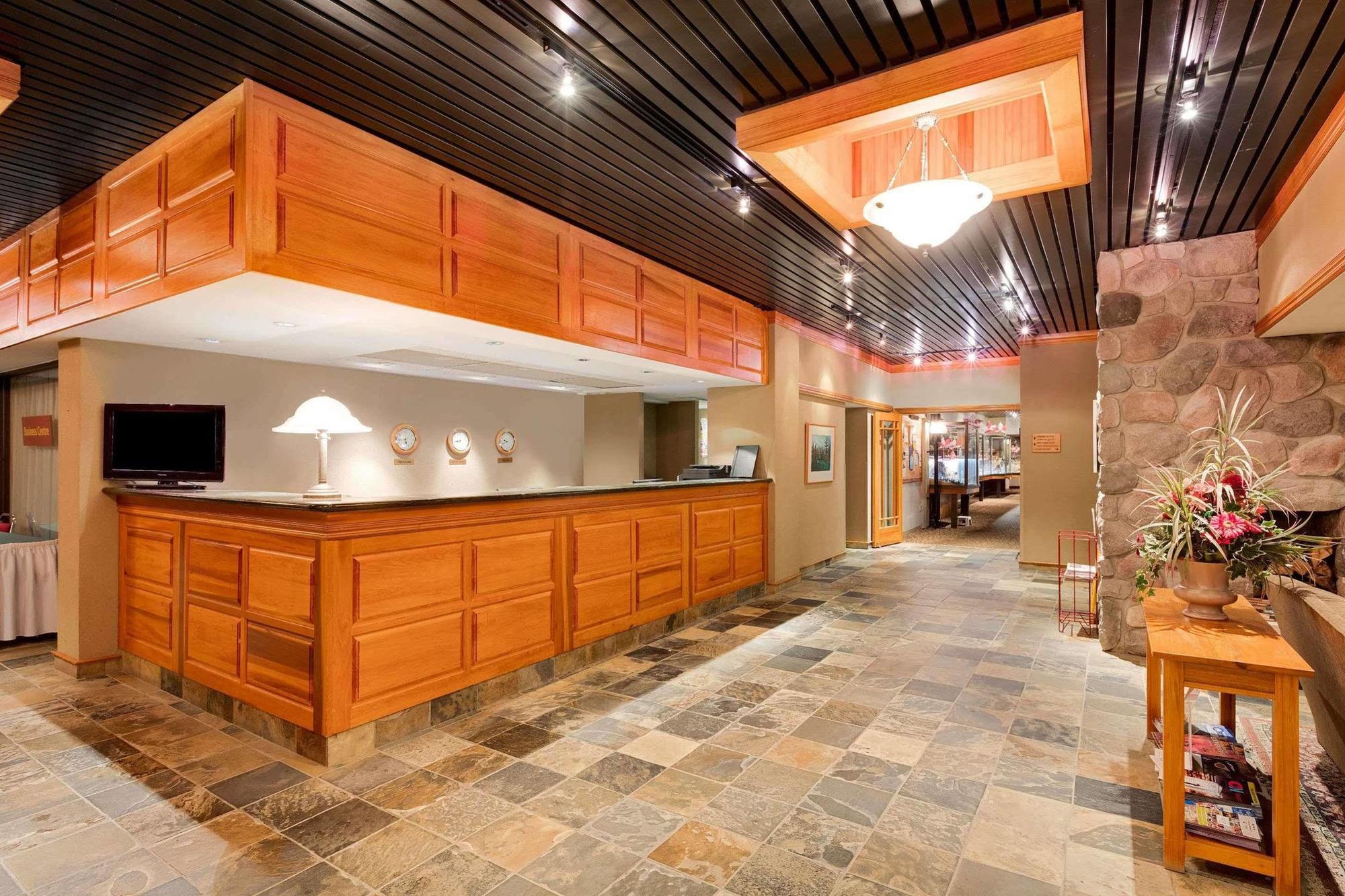 Ramada By Wyndham Pinewood Park Resort Норт Бей Екстериор снимка
