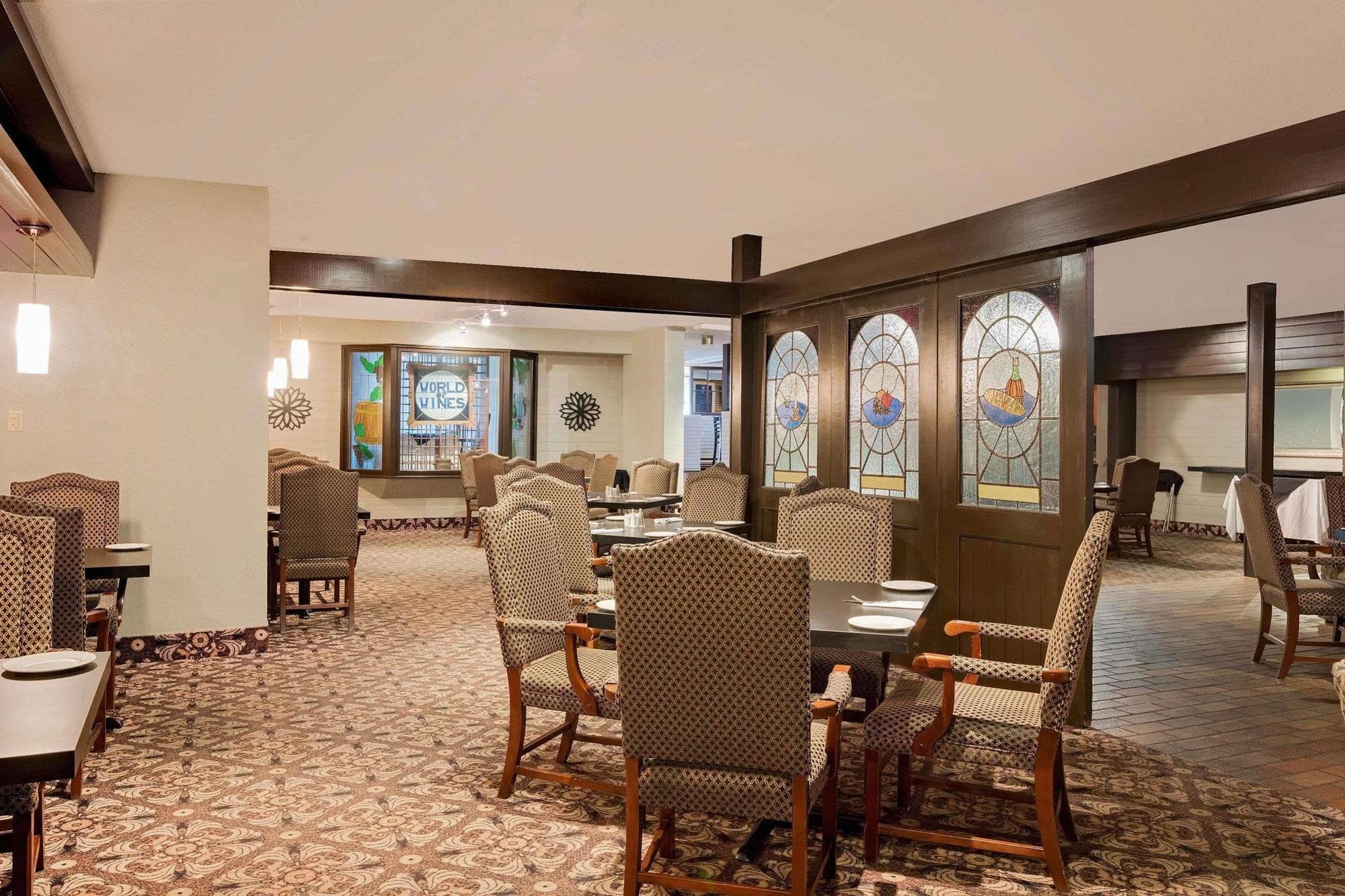 Ramada By Wyndham Pinewood Park Resort Норт Бей Екстериор снимка