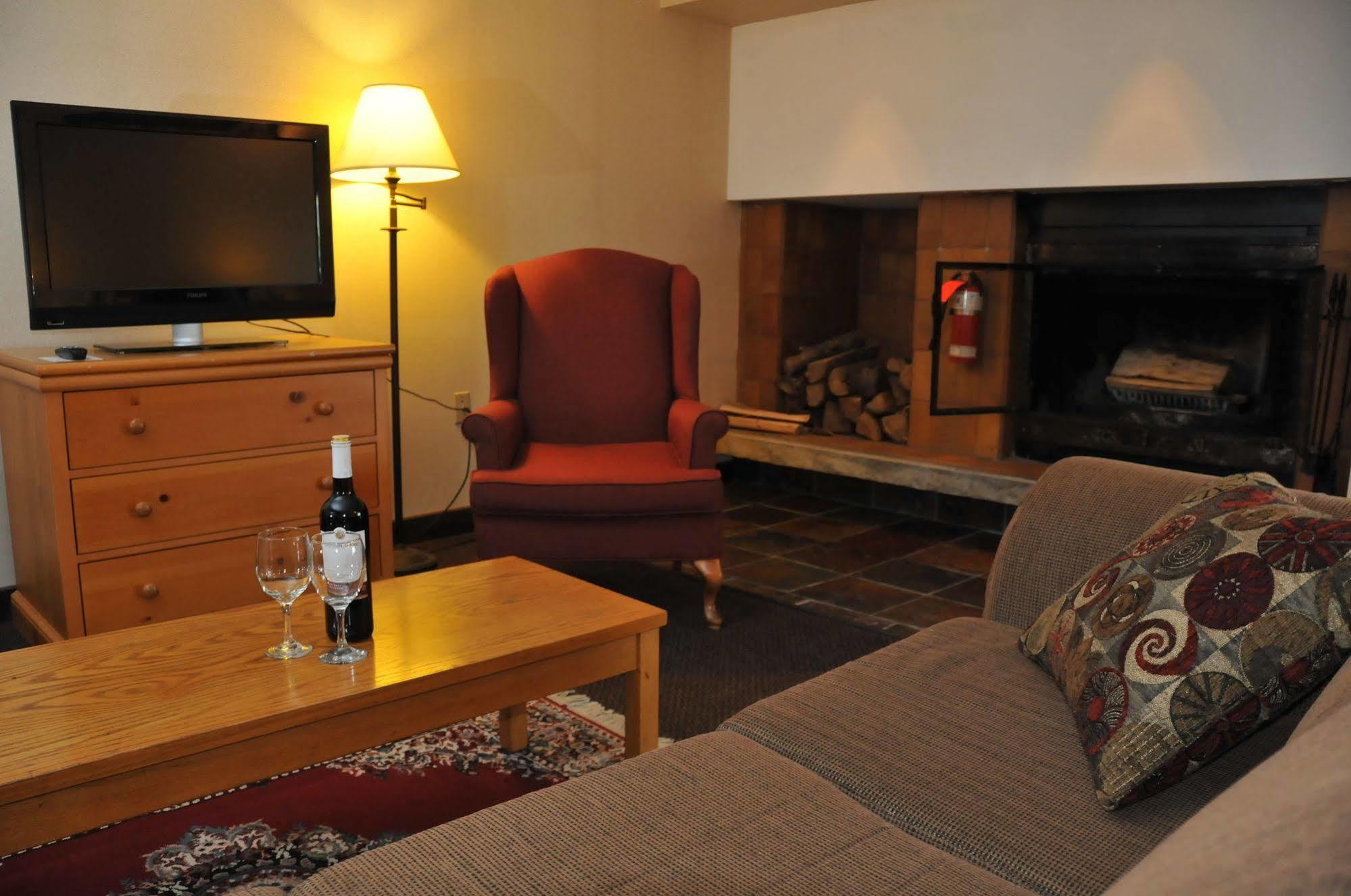 Ramada By Wyndham Pinewood Park Resort Норт Бей Екстериор снимка