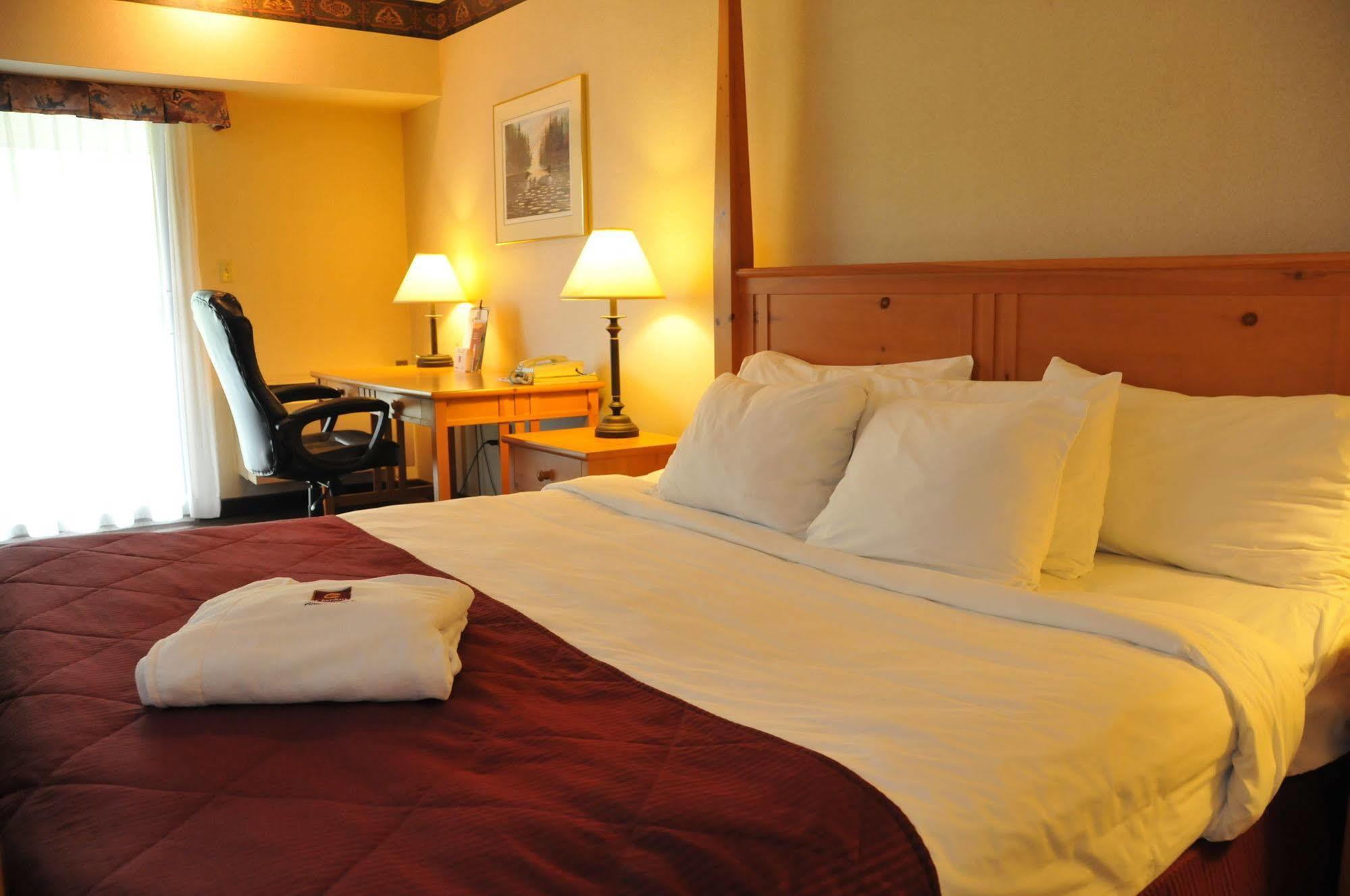 Ramada By Wyndham Pinewood Park Resort Норт Бей Екстериор снимка